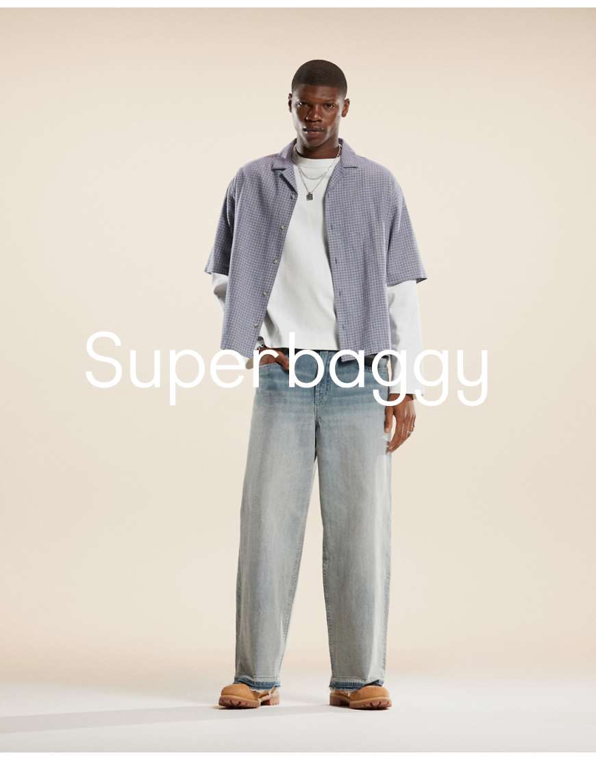 ASOS DESIGN - Superweite Jeans in verwaschenem Hellblau mit lila Farbstich von ASOS DESIGN