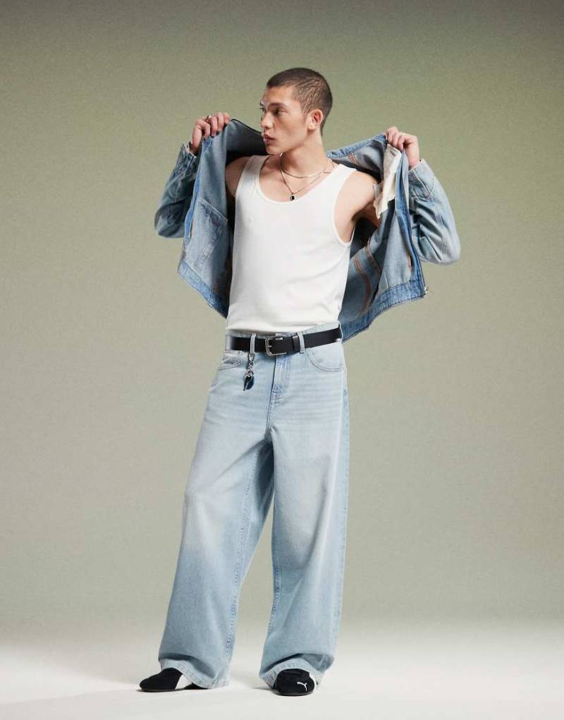 ASOS DESIGN - Superweite Jeans in verwaschenem Hellblau von ASOS DESIGN