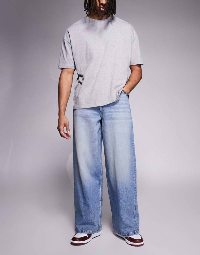 ASOS DESIGN - Superweite Jeans in verwaschenem Hellblau von ASOS DESIGN