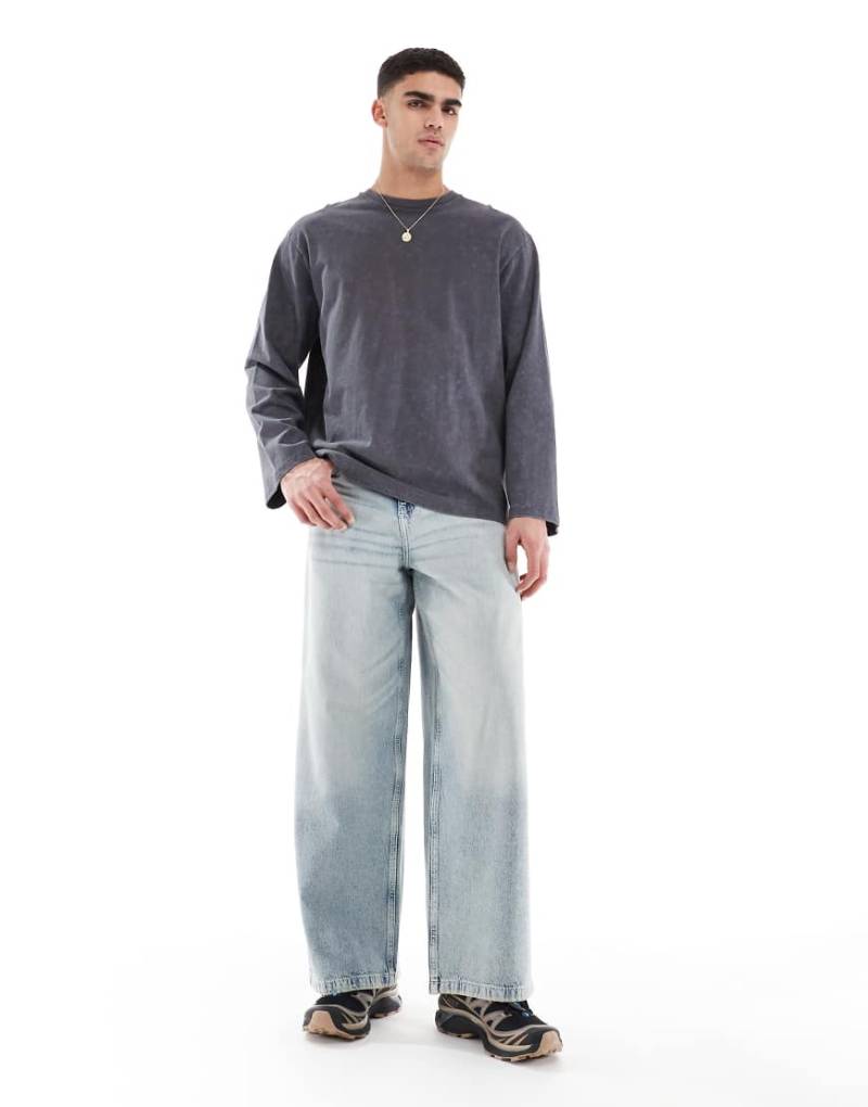 ASOS DESIGN - Superweite Jeans in verwaschenem Hellblau von ASOS DESIGN