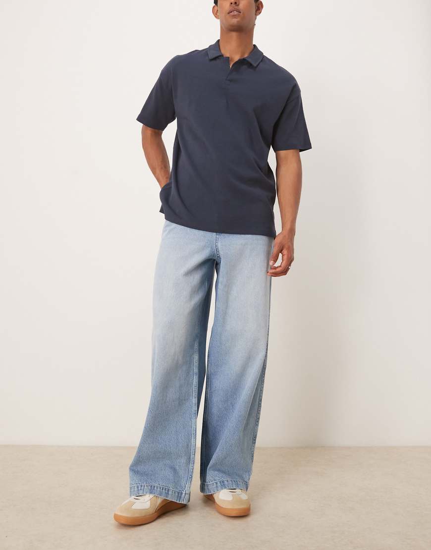 ASOS DESIGN - Superweite Jeans in verwaschenem Hellblau von ASOS DESIGN