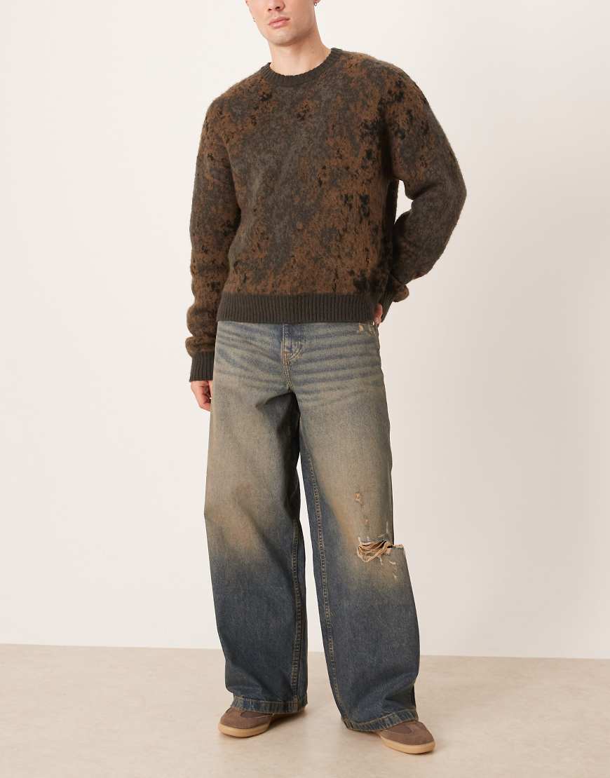 ASOS DESIGN - Superweite Jeans in verwaschenem Mittelblau mit Abschürfungen und Farbstich von ASOS DESIGN