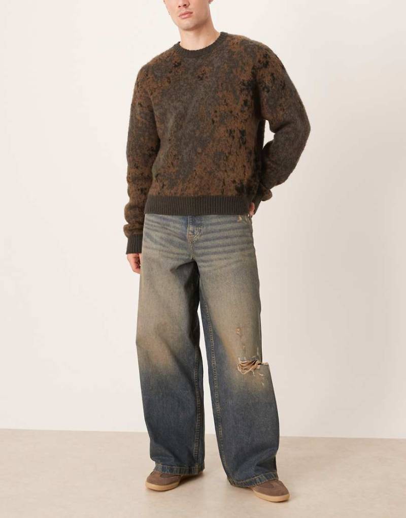 ASOS DESIGN - Superweite Jeans in verwaschenem Mittelblau mit Abschürfungen und Farbstich von ASOS DESIGN