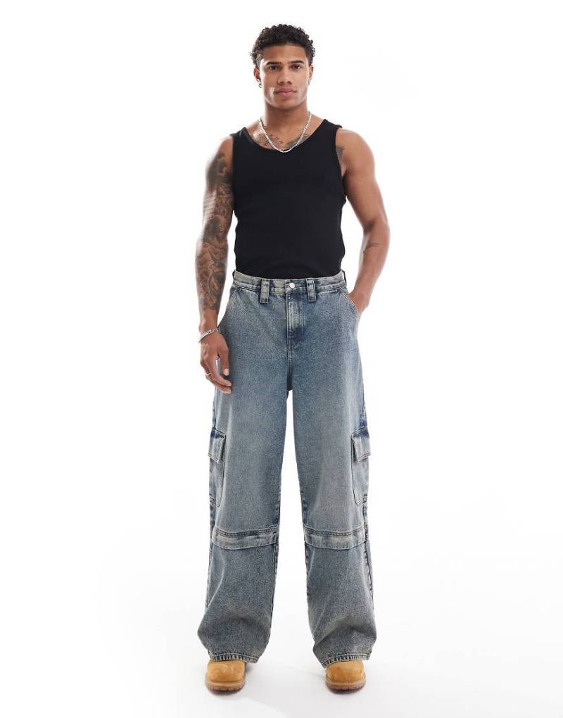 ASOS DESIGN - Superweite Jeans in verwaschenem Mittelblau von ASOS DESIGN