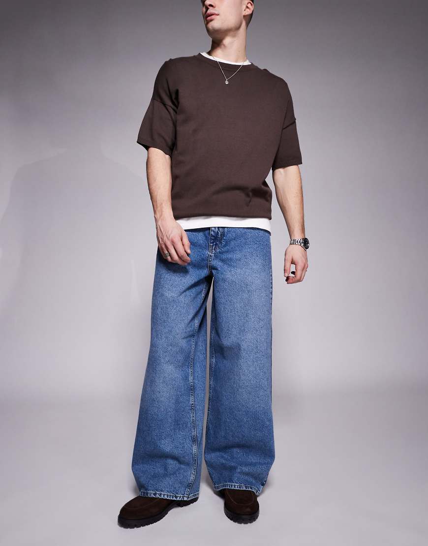 ASOS DESIGN - Superweite Jeans in verwaschenem Mittelblau ASOS DESIGN - Superweite Jeans in verwaschenem Mittelblau von ASOS DESIGN