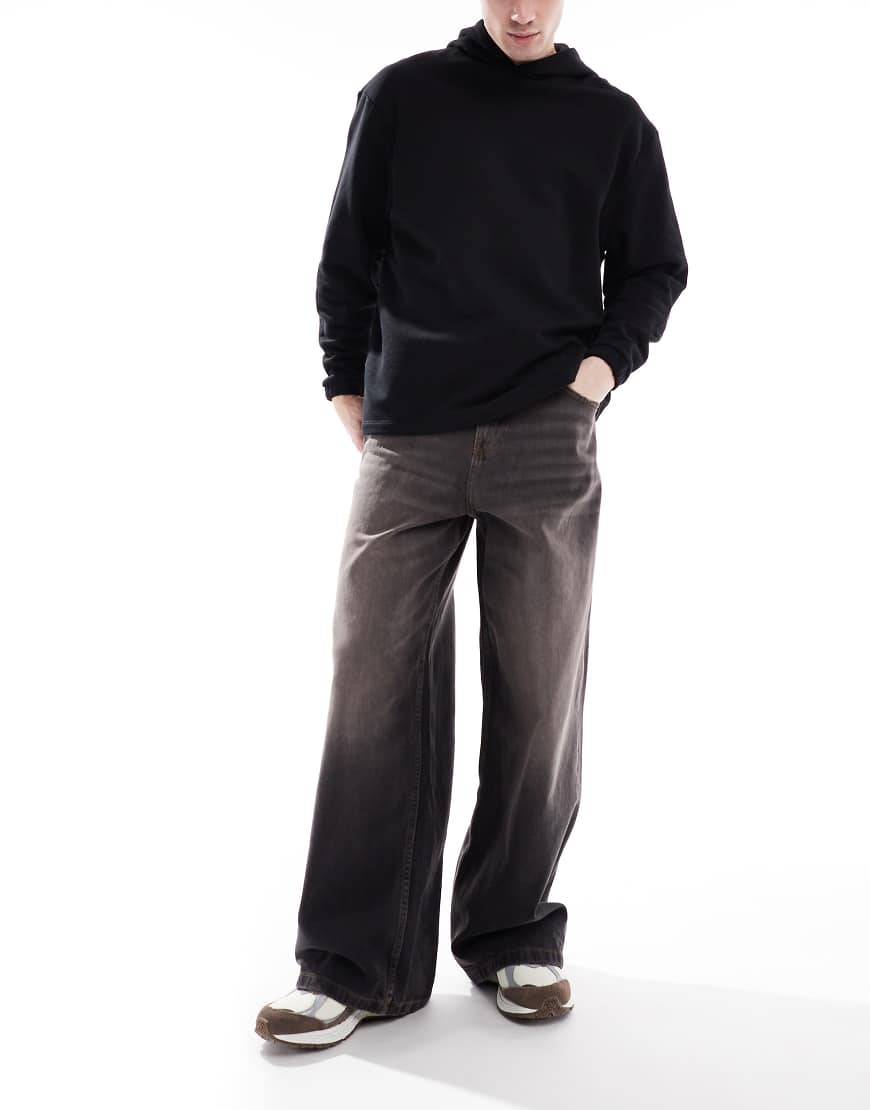 ASOS DESIGN - Superweite Jeans in verwaschenem Schwarz-Braun von ASOS DESIGN
