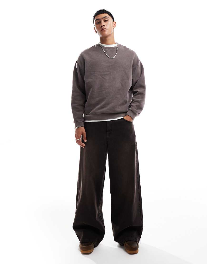 ASOS DESIGN - Superweite Jeans in verwaschenem Schwarz mit braunem Farbstich von ASOS DESIGN