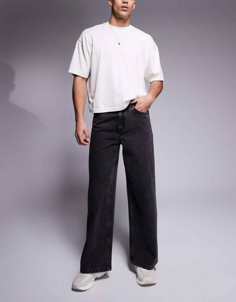 ASOS DESIGN - Superweite Jeans in verwaschenem Schwarz von ASOS DESIGN