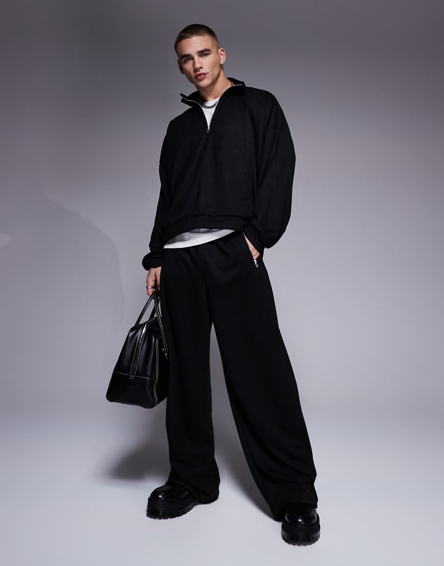 ASOS DESIGN - Superweite Jogginghose aus neoprenartigem Material in Schwarz mit Reißverschlusstaschen, Kombiteil von ASOS DESIGN