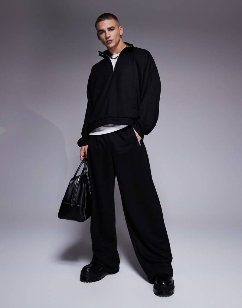 ASOS DESIGN - Superweite Jogginghose aus neoprenartigem Material in Schwarz mit Reißverschlusstaschen, Kombiteil von ASOS DESIGN