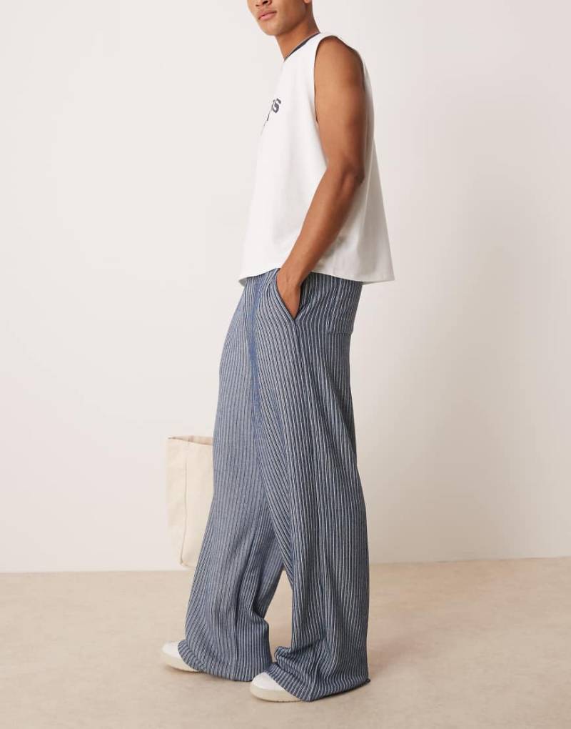 ASOS DESIGN - Superweite Jogginghose in Blau mit schmalen Streifen von ASOS DESIGN