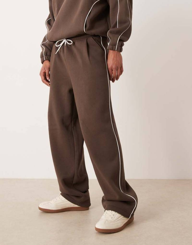 ASOS DESIGN - Superweite Jogginghose in Braun mit seitlicher Paspelierung, Kombiteil-Brown von ASOS DESIGN