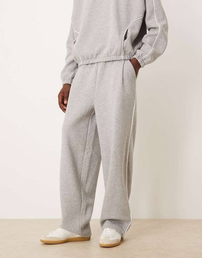 ASOS DESIGN - Superweite Jogginghose in Grau meliert mit seitlicher Paspelierung, Kombiteil von ASOS DESIGN