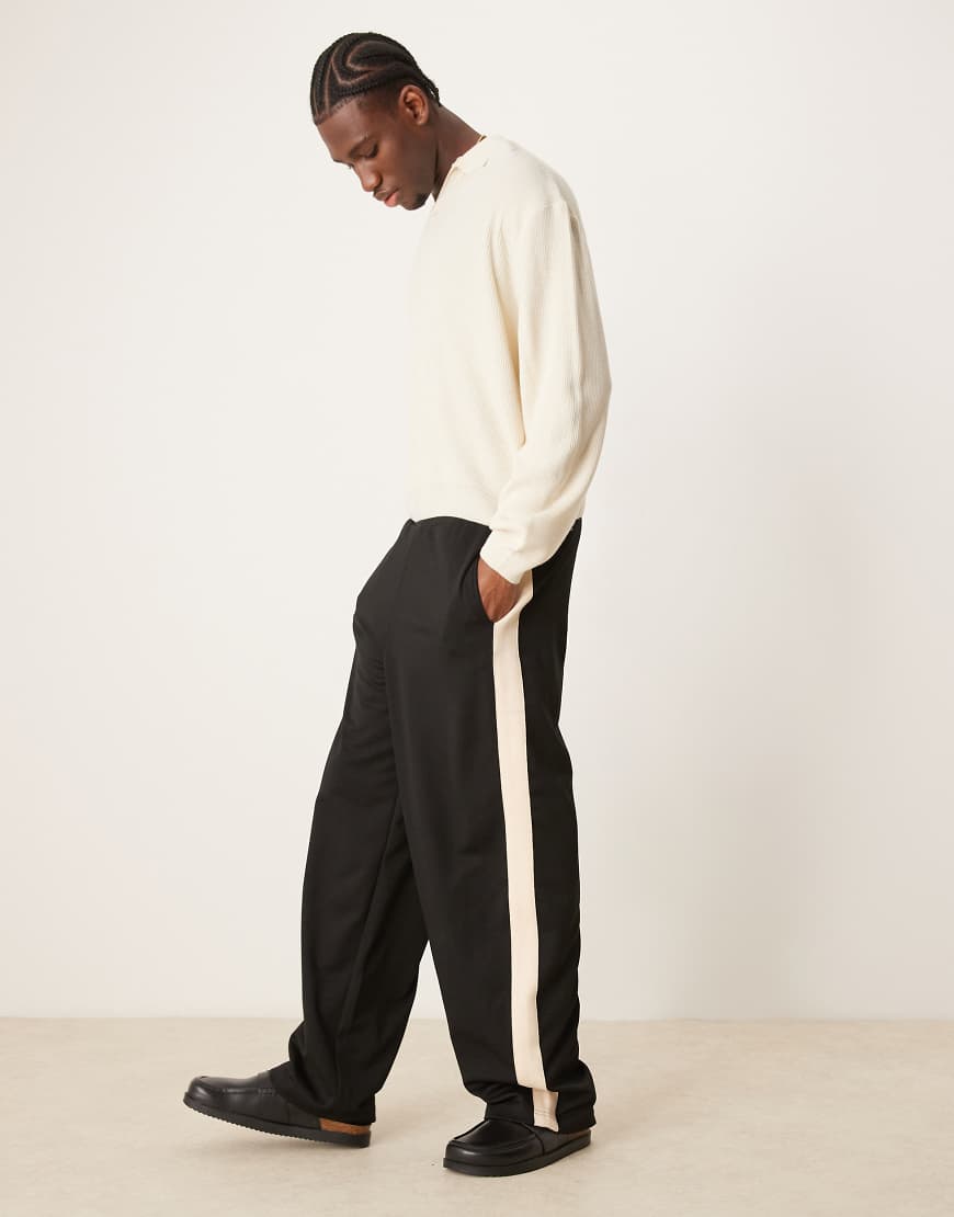 ASOS DESIGN - Superweite Jogginghose in Schwarz mit Streifendetail von ASOS DESIGN