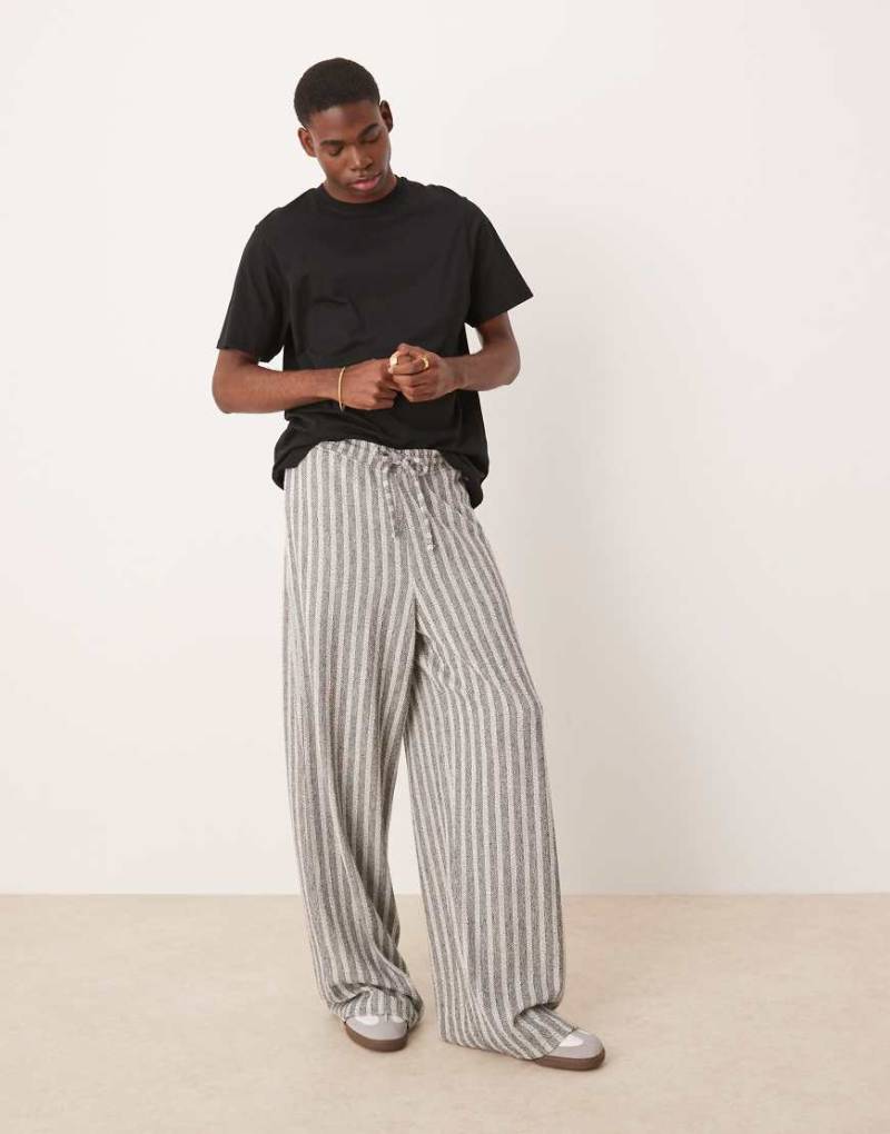 ASOS DESIGN - Superweite Loopback-Jogginghose in meliertem Grau mit Streifen von ASOS DESIGN