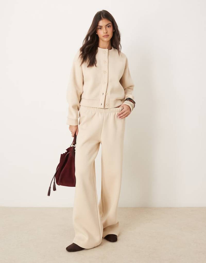 ASOS DESIGN - Sweat-Jogginghose in Hellbeige mit weitem Bein, Kombiteil-Neutral von ASOS DESIGN