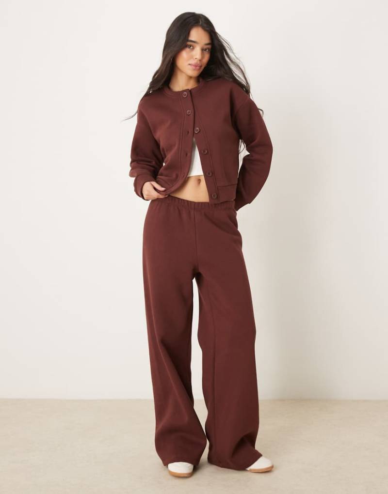 ASOS DESIGN - Sweat-Jogginghose in Schokobraun mit weitem Bein von ASOS DESIGN