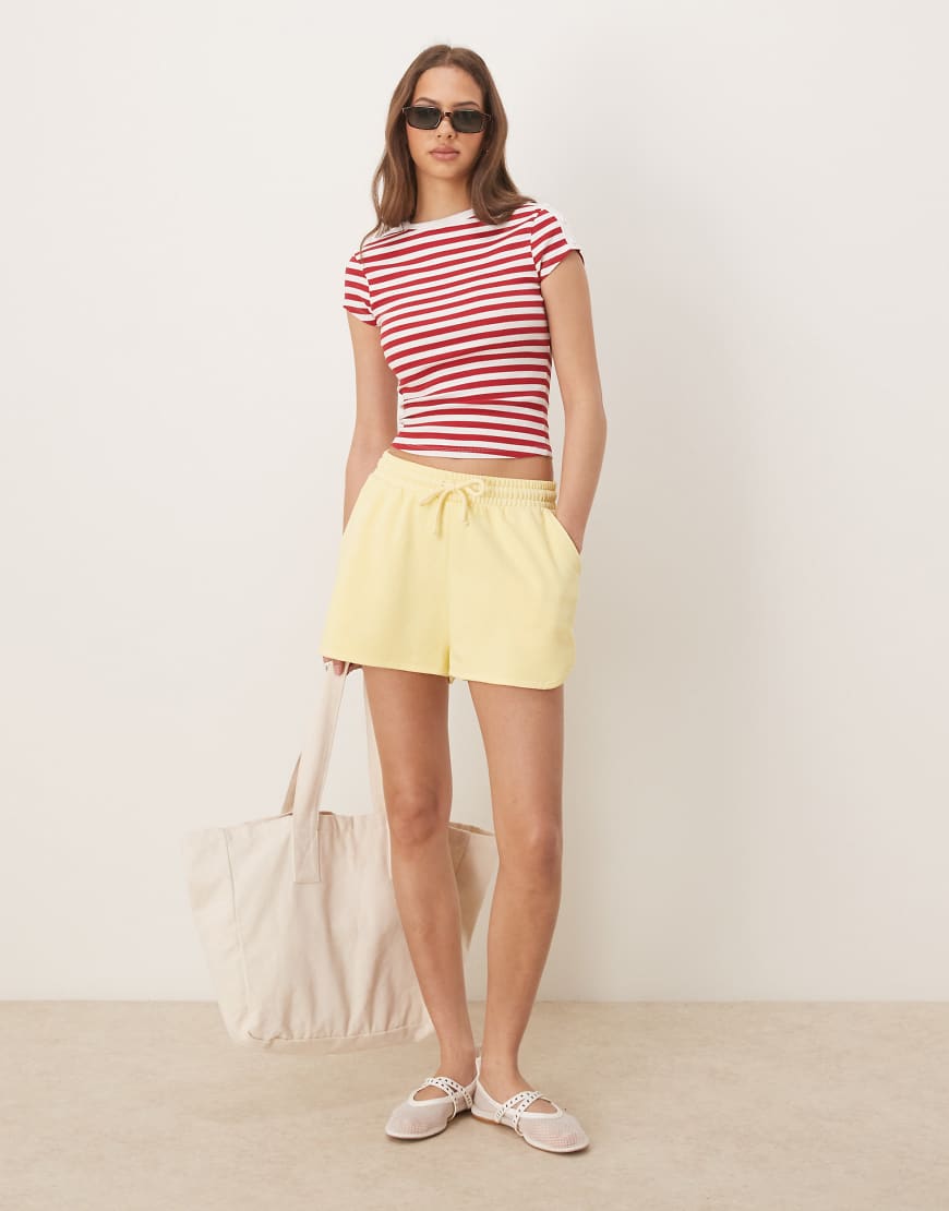 ASOS DESIGN - Sweat-Lauf-Shorts in verwaschenem Zitronengelb ASOS DESIGN - Sweat-Lauf-Shorts in verwaschenem Zitronengelb von ASOS DESIGN