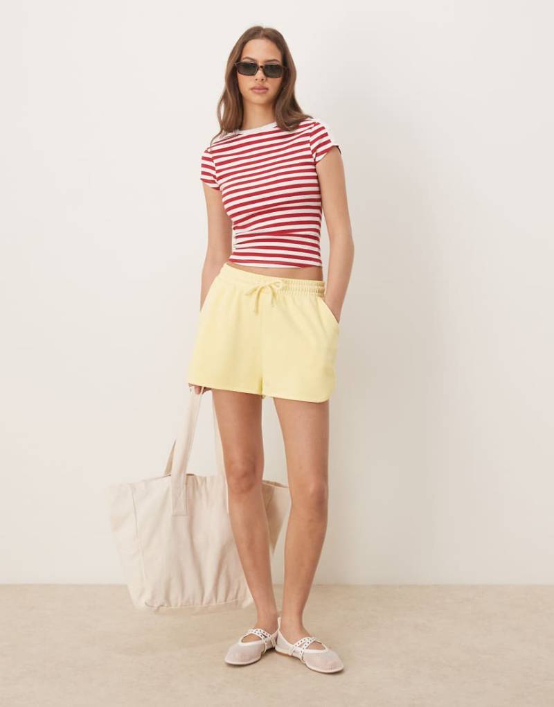 ASOS DESIGN - Sweat-Lauf-Shorts in verwaschenem Zitronengelb von ASOS DESIGN