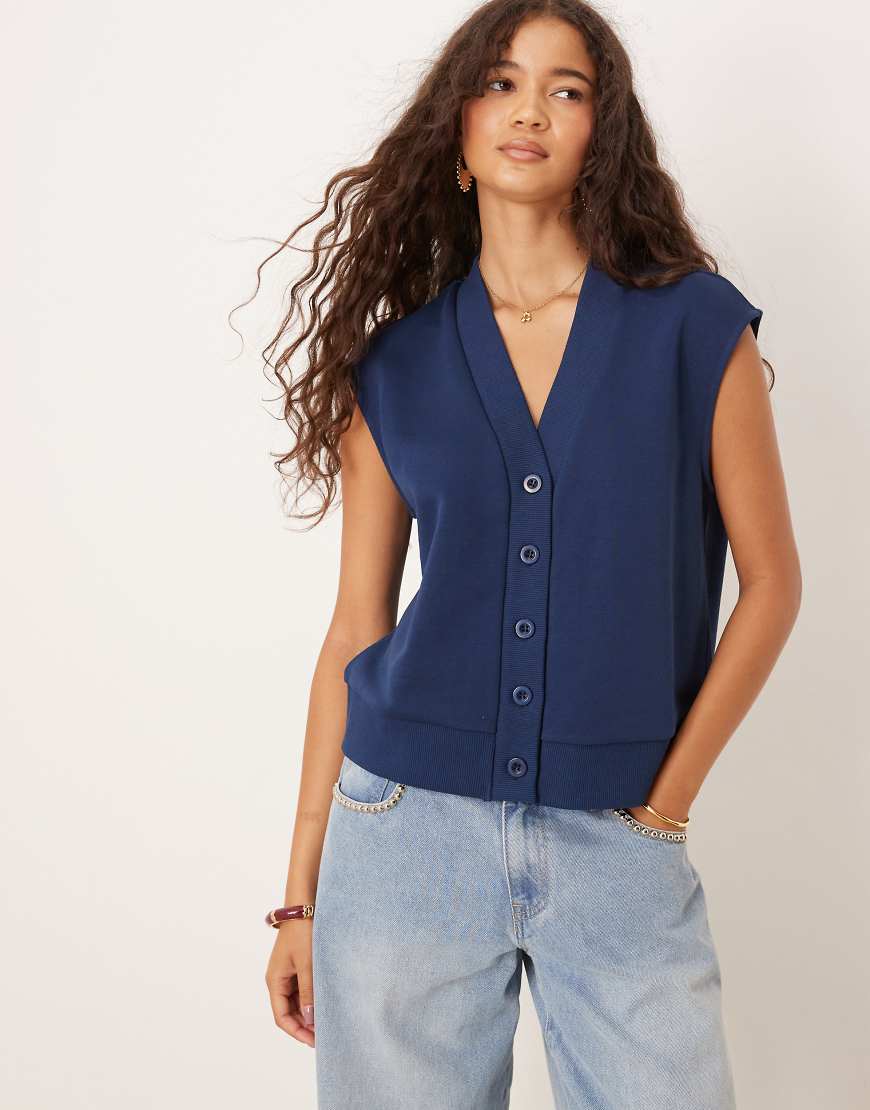 ASOS DESIGN - Sweat-Pullunder in Marineblau mit Knopfleiste ASOS DESIGN - Sweat-Pullunder in Marineblau mit Knopfleiste von ASOS DESIGN