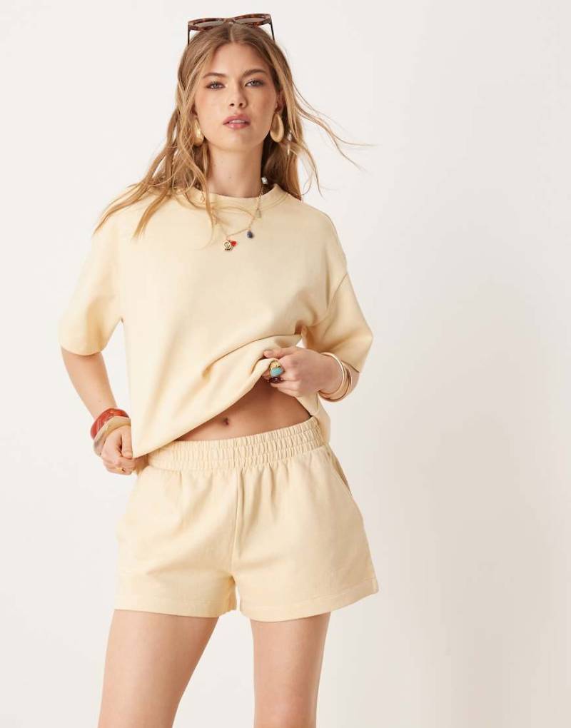 ASOS DESIGN - Sweat-Shorts in Buttermilchgelb, Kombiteil von ASOS DESIGN