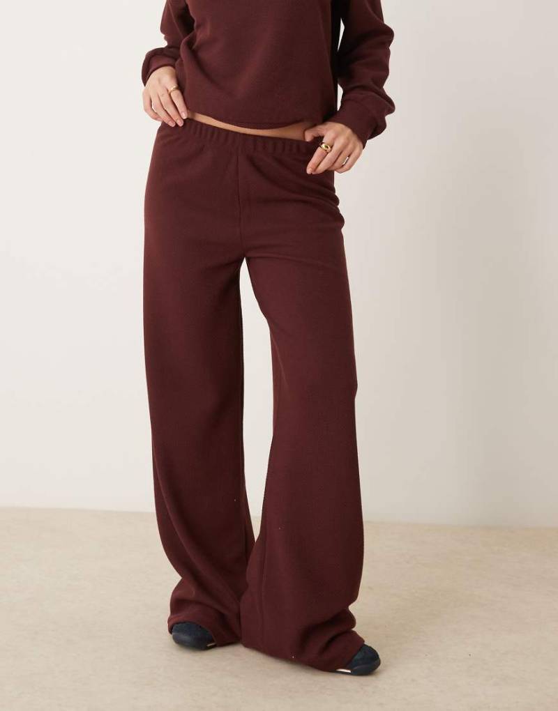 ASOS DESIGN - Sweathose in Braun mit angerauter Innenseite und Struktur von ASOS DESIGN