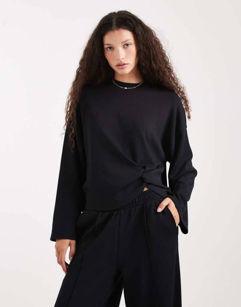ASOS DESIGN - Sweatshirt aus Cupro in Schwarz mit Twist-Detail vorne von ASOS DESIGN