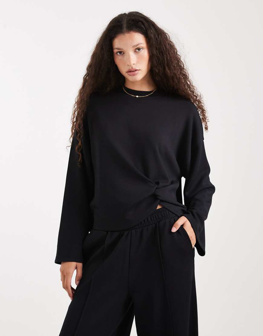 ASOS DESIGN - Sweatshirt aus Cupro in Schwarz mit Twist-Detail vorne von ASOS DESIGN