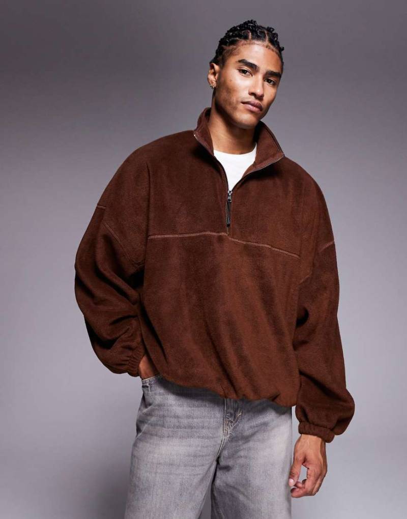 ASOS DESIGN - Sweatshirt aus Fleece in Braun mit extremer Oversize-Passform, Stehkragen und kurzem Reißverschluss-Brown von ASOS DESIGN