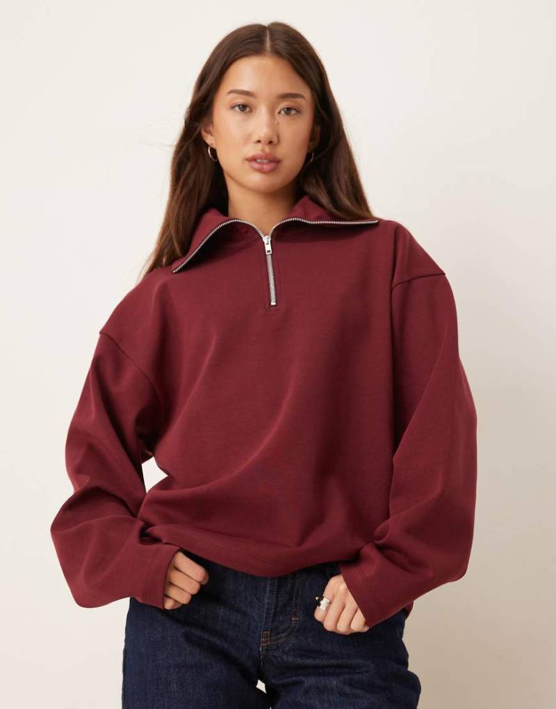 ASOS DESIGN - Sweatshirt aus Interlock-Stoff in Burgunderrot mit kurzem Reißverschluss von ASOS DESIGN