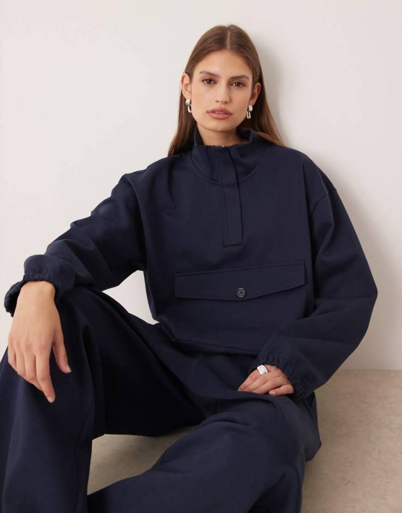 ASOS DESIGN - Sweatshirt aus Interlock-Stoff in Marineblau mit extremem Stehkragen und kurzem Reißverschluss, Kombiteil von ASOS DESIGN