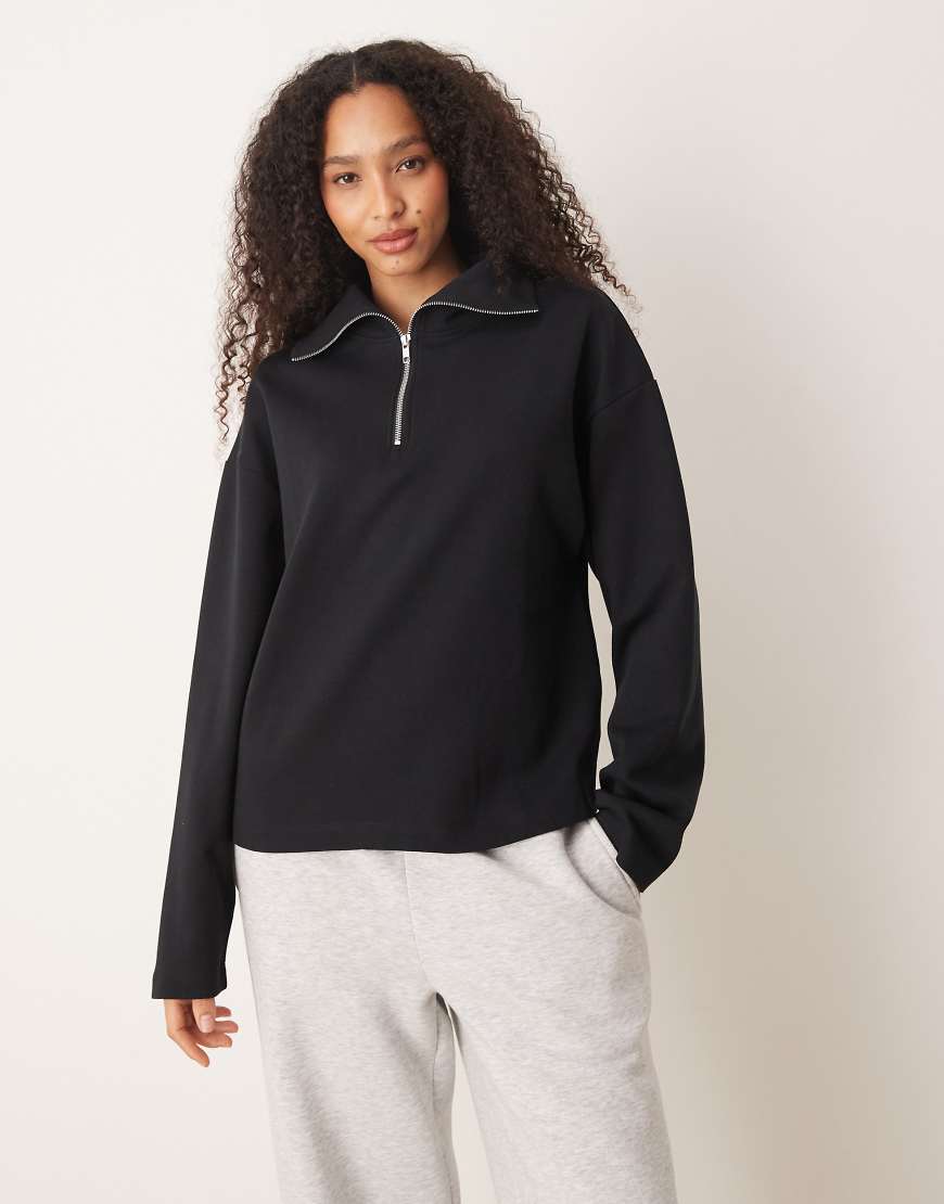 ASOS DESIGN - Sweatshirt aus Interlock-Stoff in Schwarz mit kurzem Reißverschluss von ASOS DESIGN