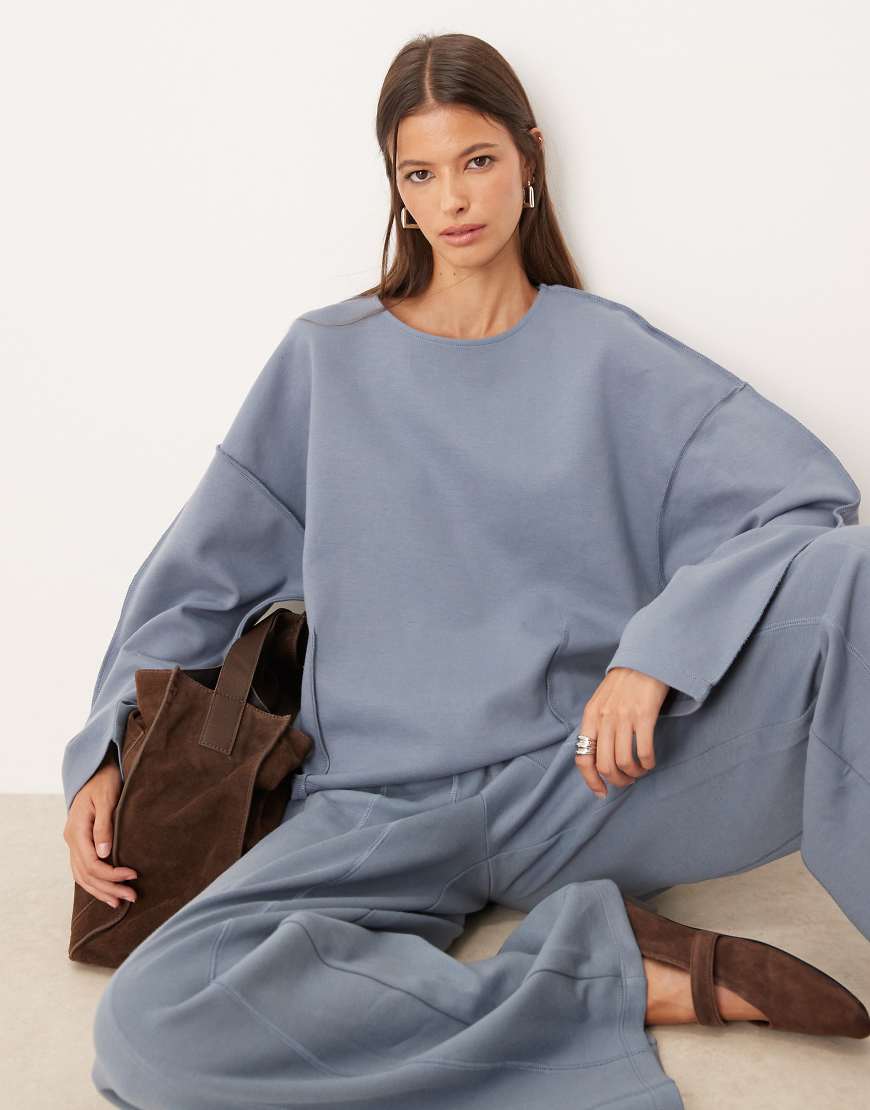 ASOS DESIGN - Sweatshirt aus Interlock in Blau mit U-Boot-Ausschnitt und Nahtdetail von ASOS DESIGN