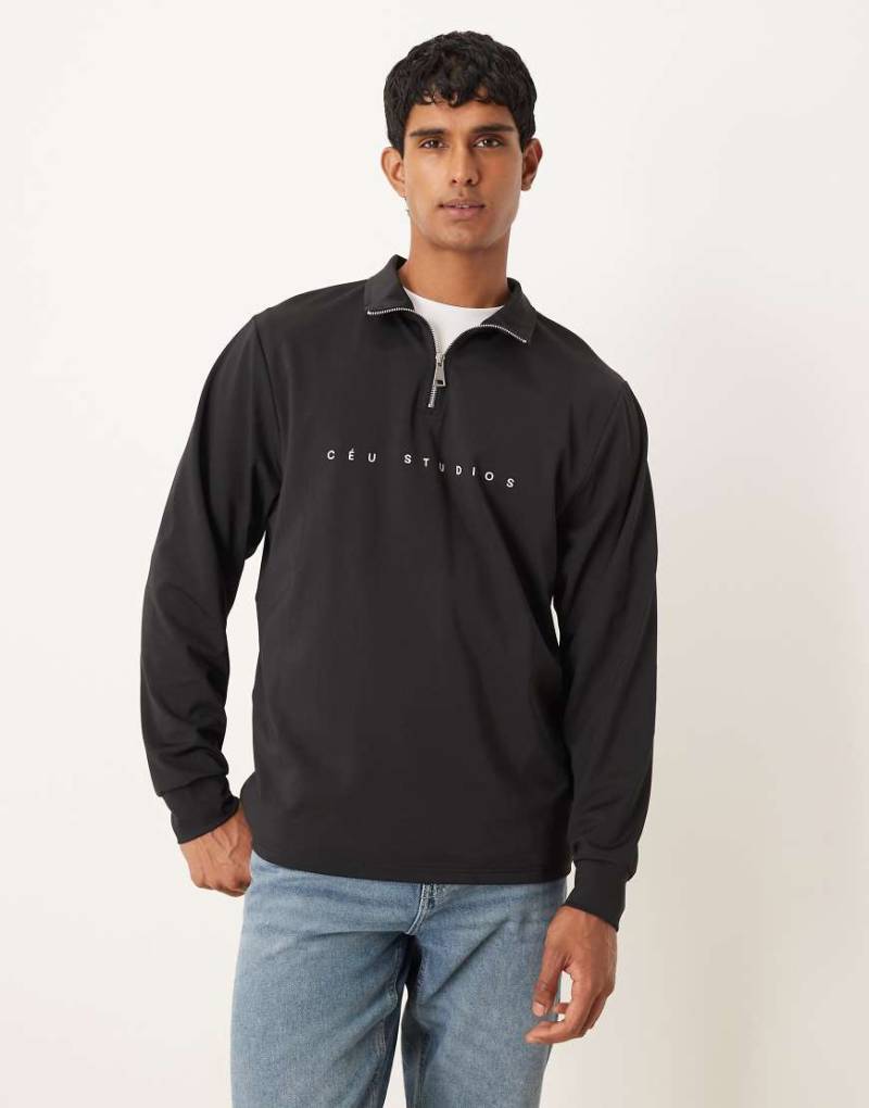 ASOS DESIGN - Sweatshirt aus neoprenartigem Material in Schwarz mit Aufdruck, kurzem Reißverschluss und Standard-Passform von ASOS DESIGN