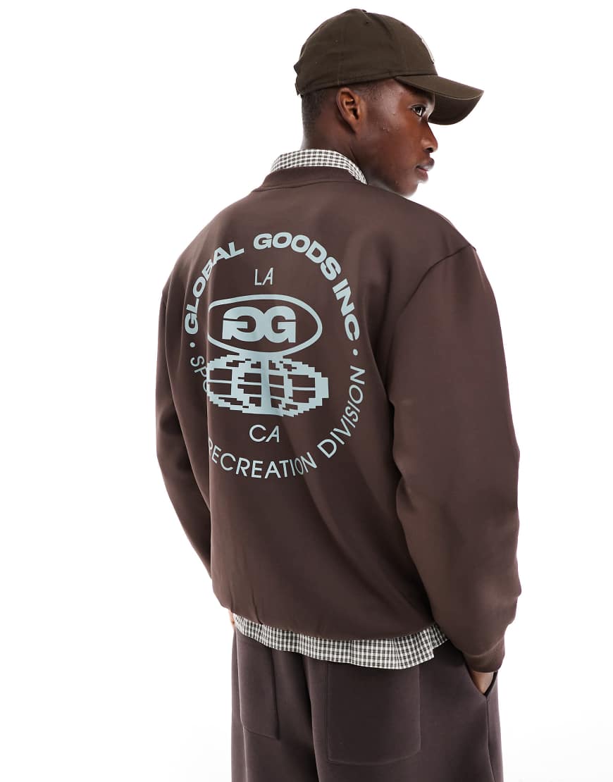 ASOS DESIGN - Sweatshirt aus Material in Neoprenoptik in Braun mit Brust- und Rückenprint von ASOS DESIGN