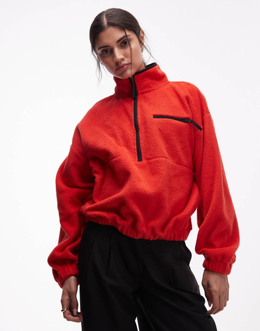 ASOS DESIGN - Sweatshirt aus Polar-Fleece in Rot mit kurzem Reißverschluss und kontrastierender Einfassung in Schwarz von ASOS DESIGN
