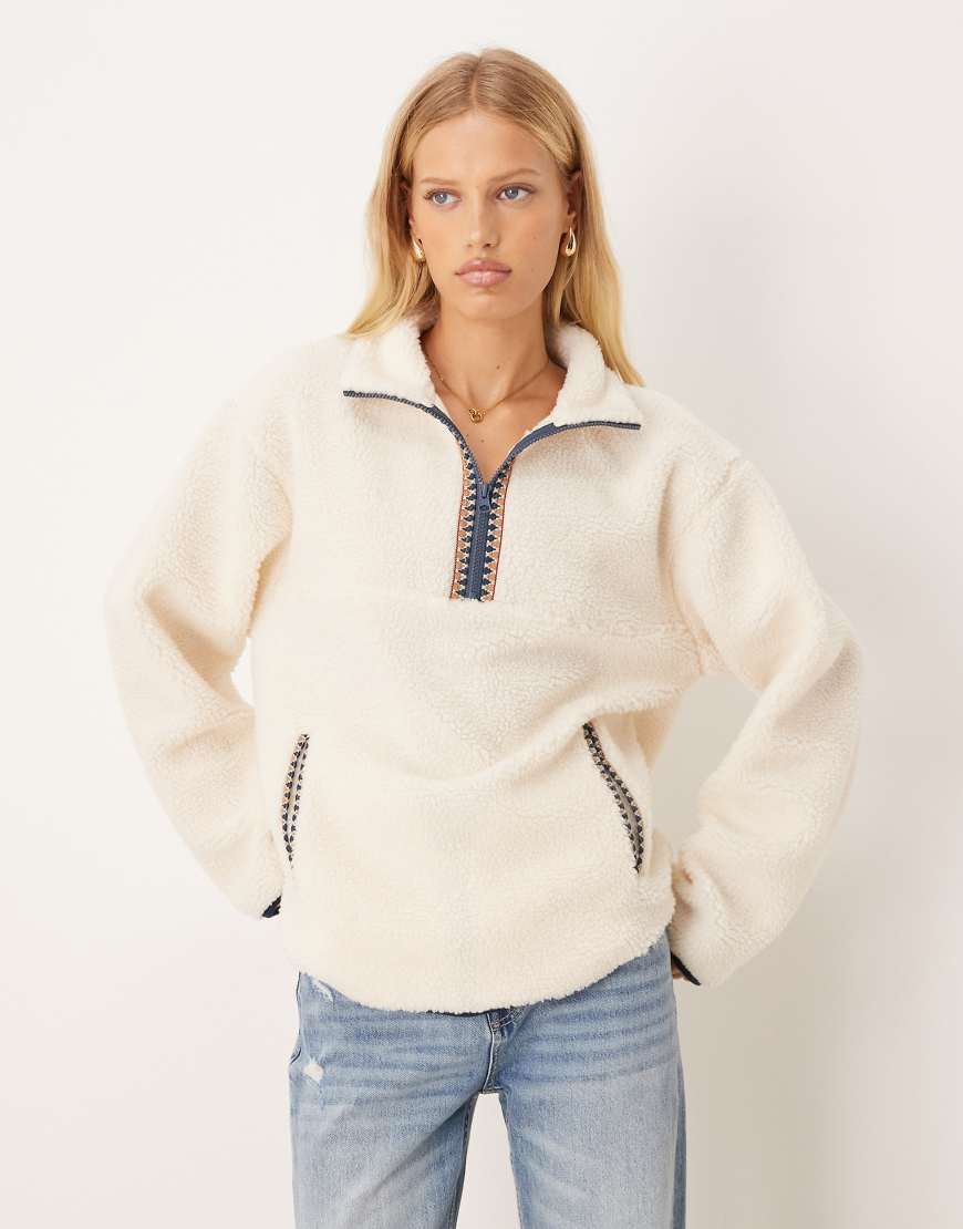 ASOS DESIGN - Sweatshirt aus Teddyfell-Fleece in Creme mit Folklore-Zierstreifen und Reißverschluss-Weiß von ASOS DESIGN