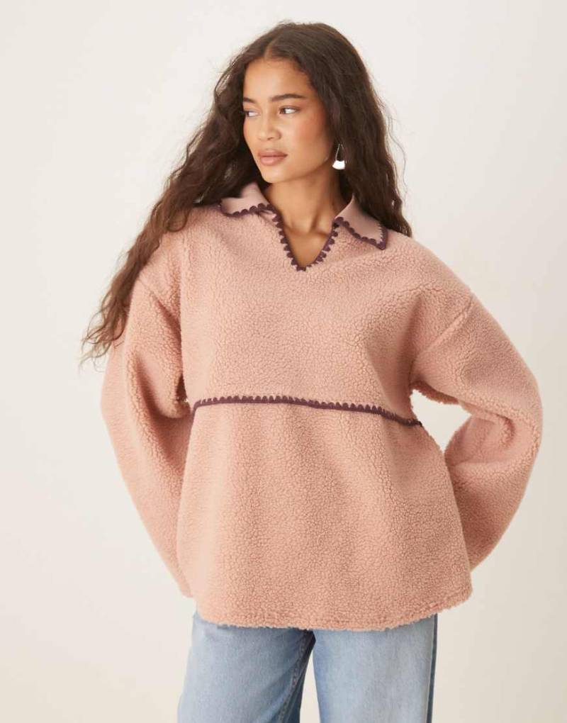 ASOS DESIGN - Sweatshirt aus Teddyfleece in Rosa mit Languettenstich in Burgunderrot von ASOS DESIGN