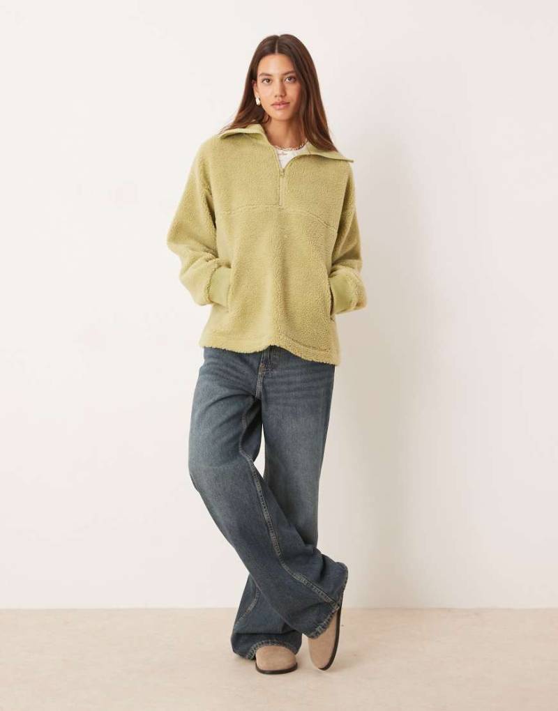 ASOS DESIGN - Sweatshirt aus Teddyfleece und Strickstoff in Salbeigrün mit kurzem Reißverschluss von ASOS DESIGN