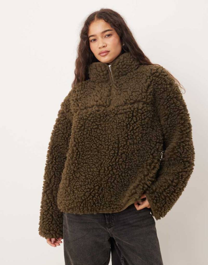 ASOS DESIGN - Sweatshirt aus hochflorigem Teddyfleece in Khaki mit kurzem Reißverschluss-Grün von ASOS DESIGN