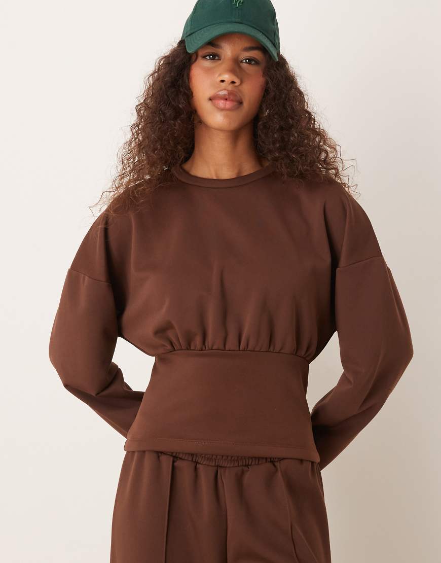 ASOS DESIGN - Sweatshirt aus neoprenähnlichem Stoff in Braun mit weicher Innenseite und markanten Ärmeln ASOS DESIGN - Sweatshirt aus neoprenähnlichem Stoff in Braun mit weicher Innenseite und markanten Ärmeln von ASOS DESIGN