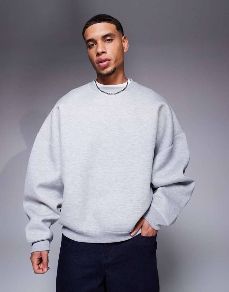 ASOS DESIGN - Sweatshirt aus neoprenartigem Material in meliertem Grau mit extremer Oversize-Passform von ASOS DESIGN