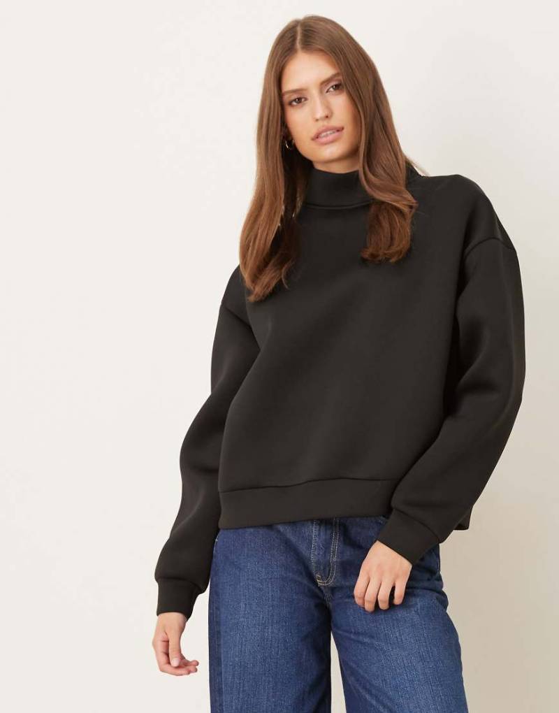 ASOS DESIGN - Sweatshirt aus neoprenartigem Stoff in Schwarz mit Stehkragen von ASOS DESIGN