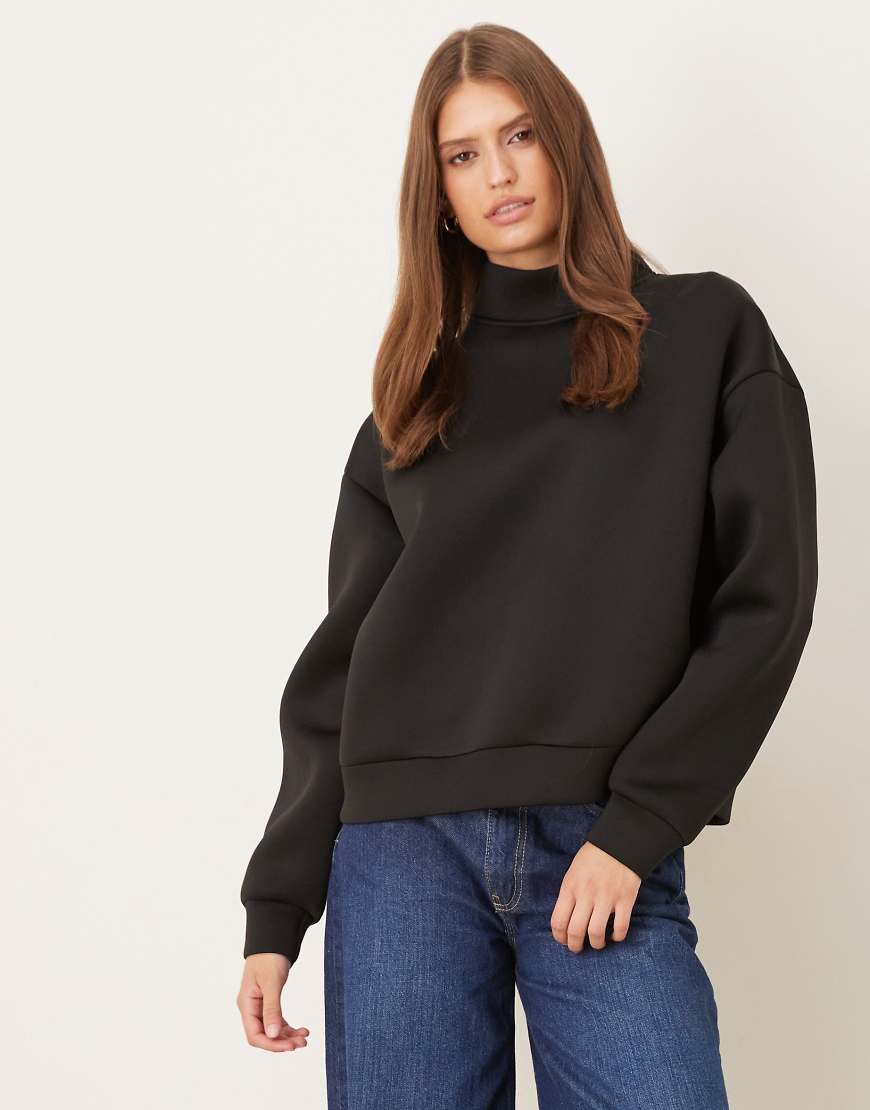 ASOS DESIGN - Sweatshirt aus neoprenartigem Stoff in Schwarz mit Stehkragen von ASOS DESIGN