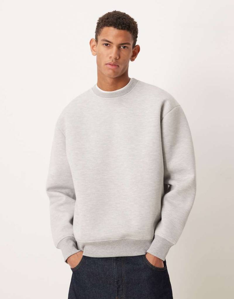 ASOS DESIGN - Sweatshirt aus schwerem, neoprenartigem Material in Grau meliert, mit Oversize-Passform und Rundhalsausschnitt von ASOS DESIGN