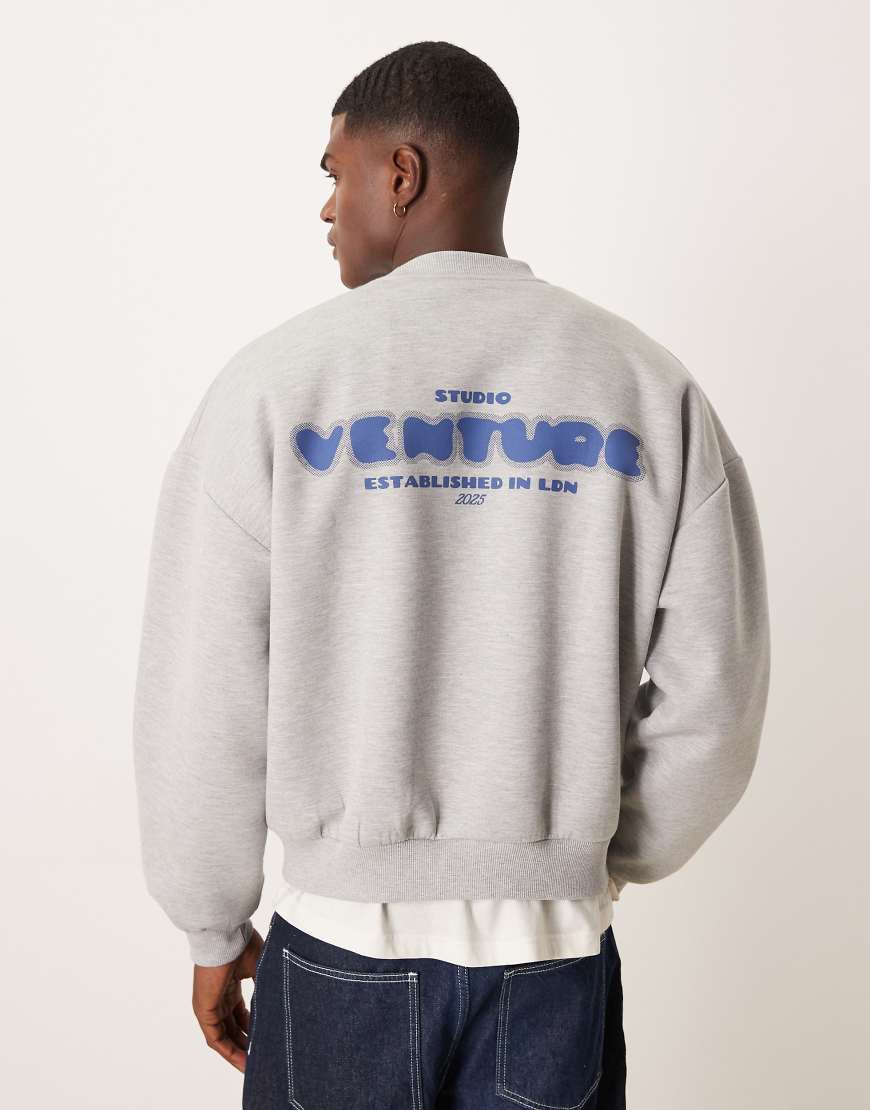 ASOS DESIGN - Sweatshirt aus schwerem, neoprenartigem Stoff in meliertem Grau mit Brustprint von ASOS DESIGN