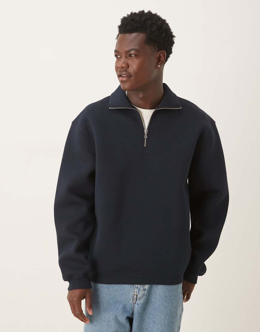 ASOS DESIGN - Sweatshirt im Neopren-Stil in Marineblau mit Oversize-Schnitt, Stehkragen und kurzem Reißverschluss ASOS DESIGN - Sweatshirt im Neopren-Stil in Marineblau mit Oversize-Schnitt, Stehkragen und kurzem Reißverschluss von ASOS DESIGN