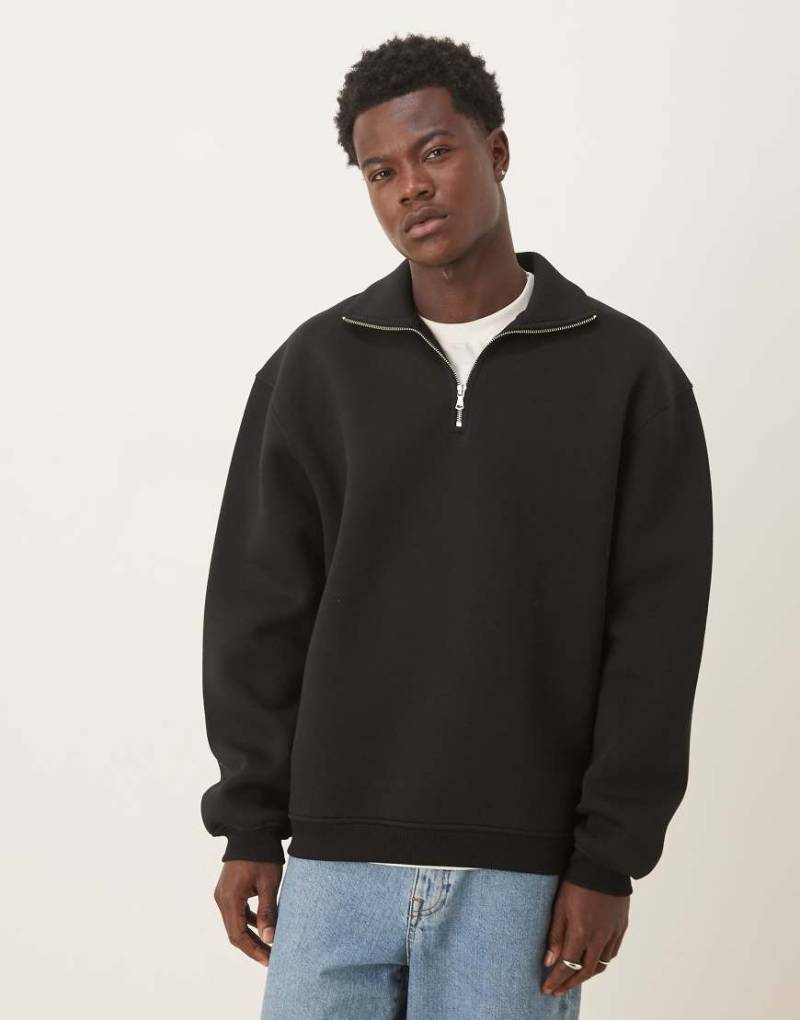 ASOS DESIGN - Locker geschnittenes Sweatshirt aus schwerem, neoprenartigem Stoff in Schwarz mit kurzem Reißverschluss und Stehkragen von ASOS DESIGN