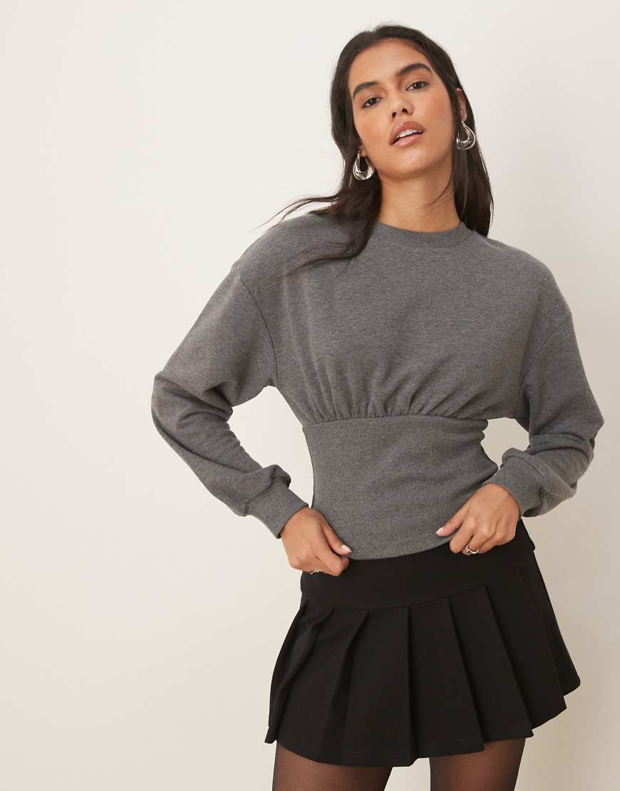 ASOS DESIGN - Sweatshirt in Anthrazit mit Blouson-Dekolleté und tailliertem Schnitt-Grau ASOS DESIGN - Sweatshirt in Anthrazit mit Blouson-Dekolleté und tailliertem Schnitt-Grau von ASOS DESIGN