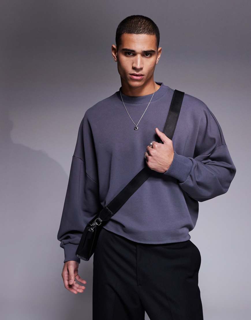 ASOS DESIGN - Sweatshirt in Anthrazit mit extremer Oversize-Passform und unversäubertem Saum-Grau von ASOS DESIGN